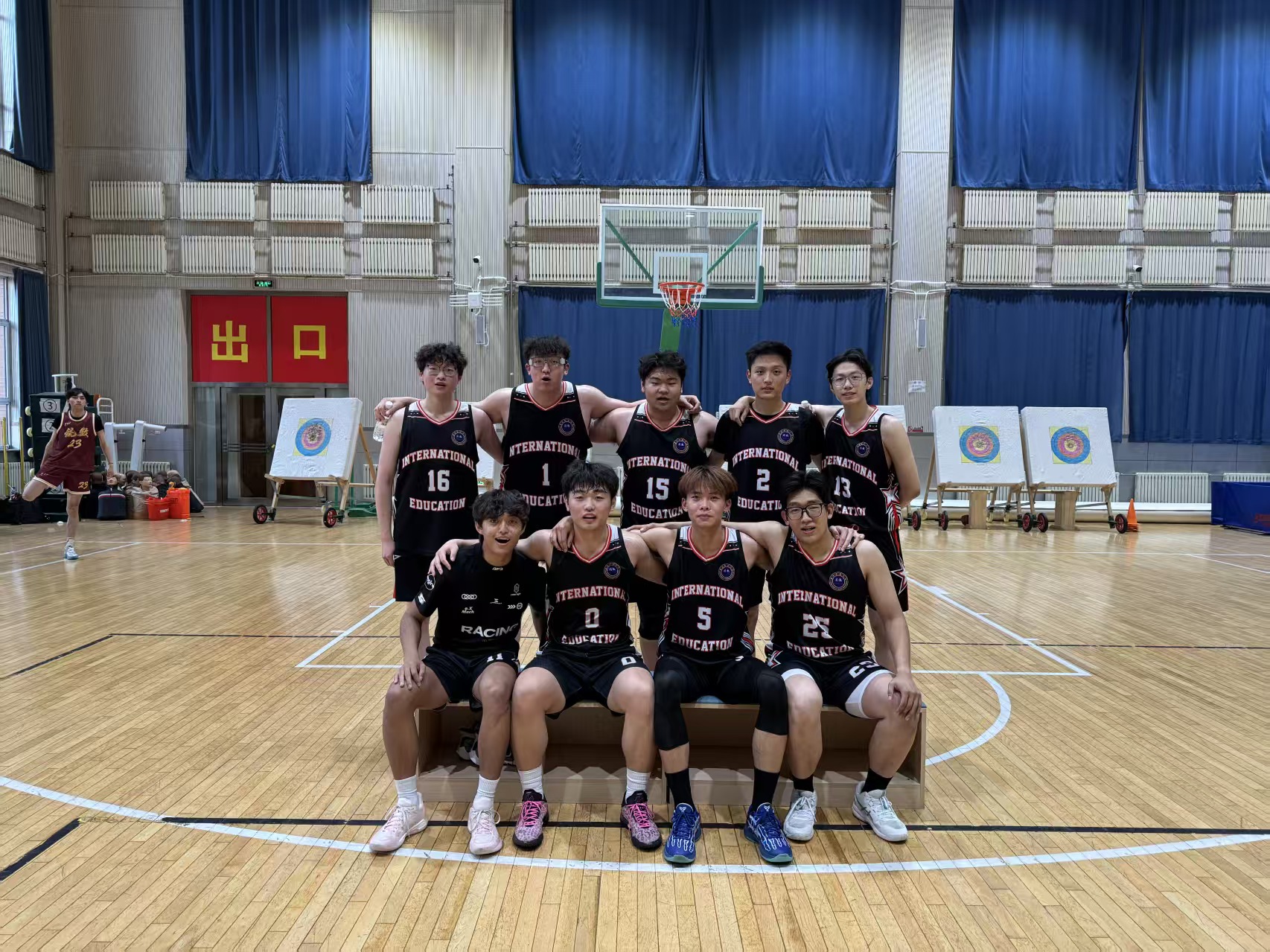 国际教育学院篮球队合影